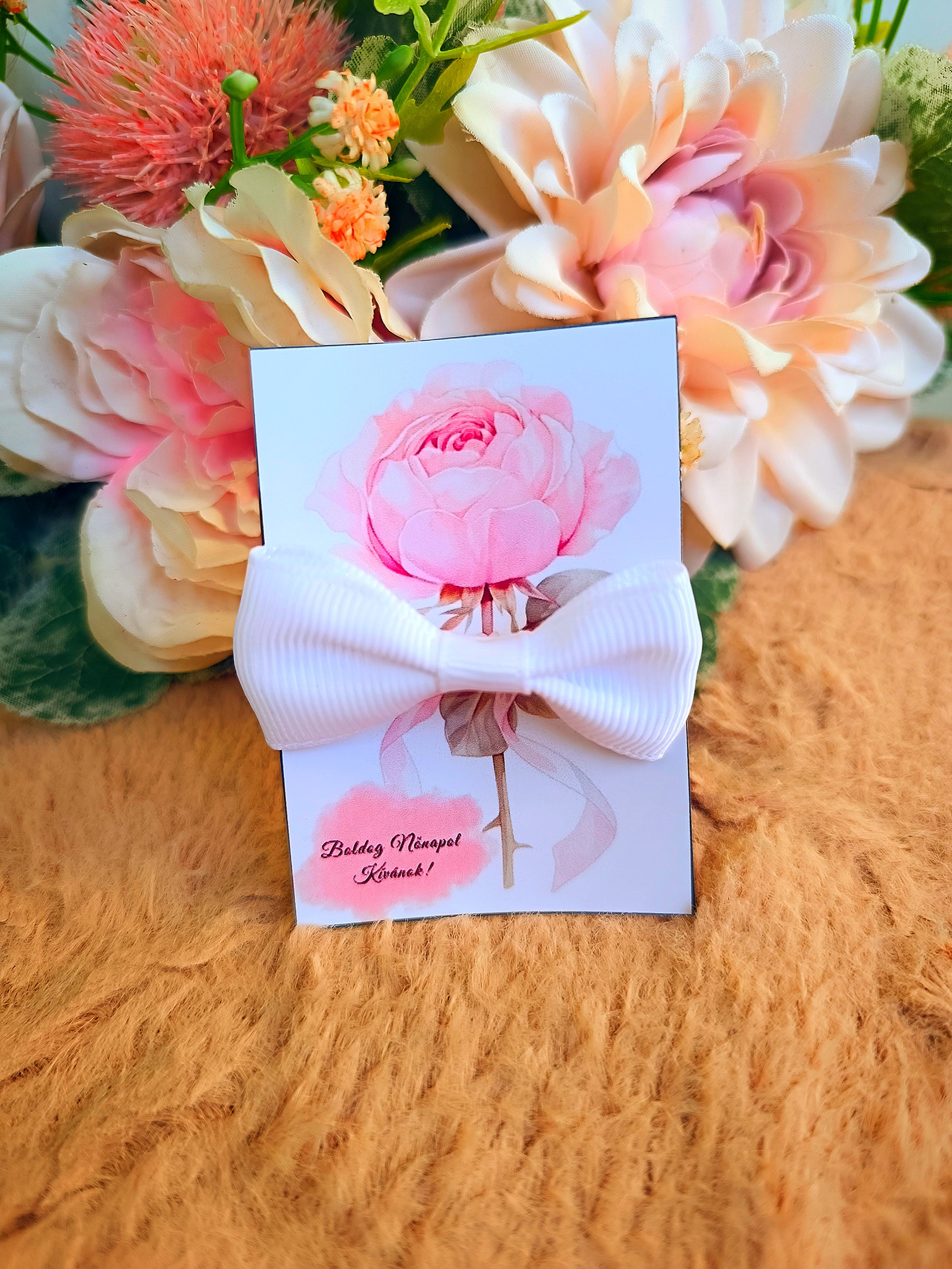 Ajándék masni hajgumi nőnapi fehér